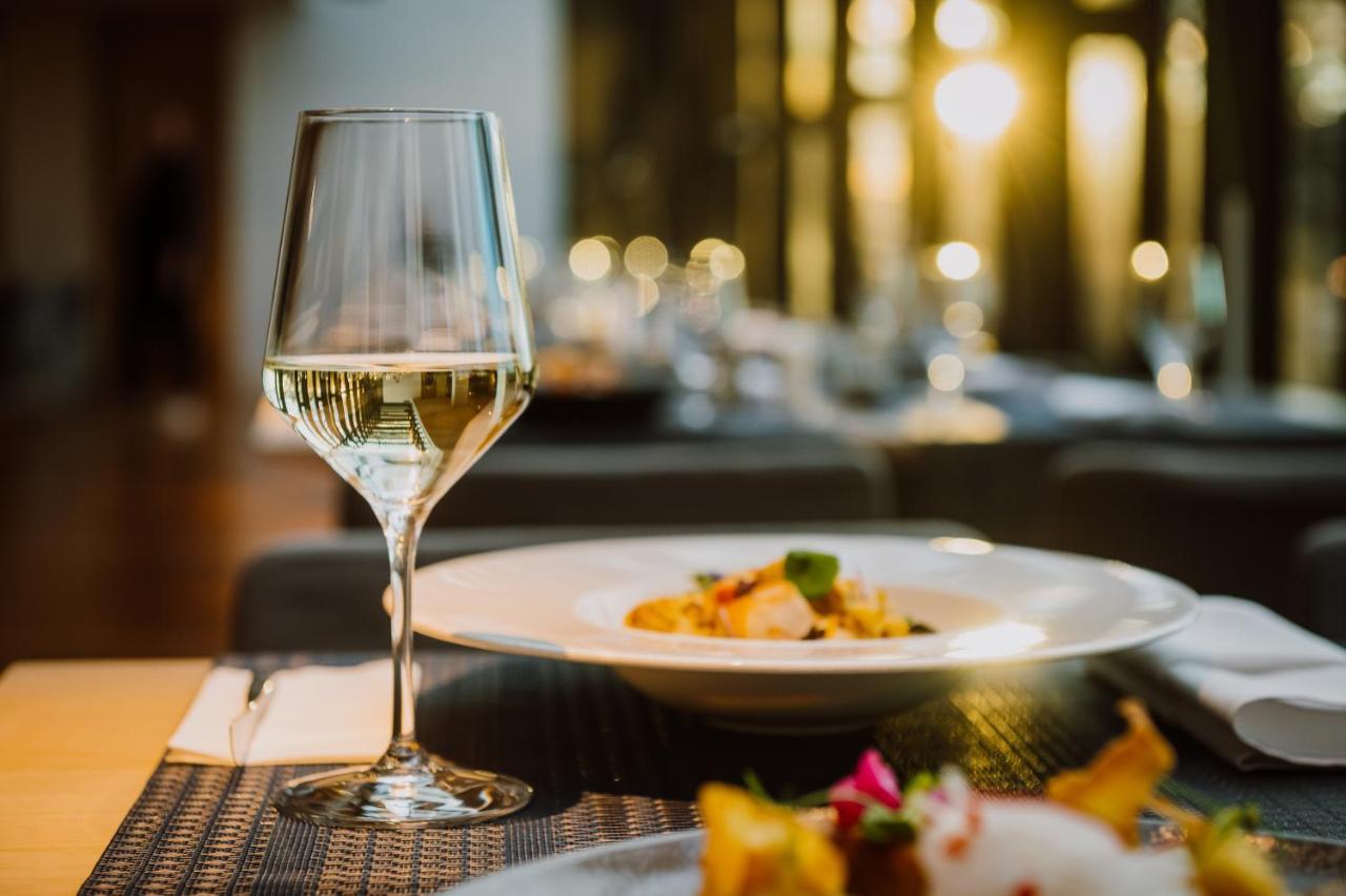 Hotel Privo Targu Mures Ngoại thất bức ảnh